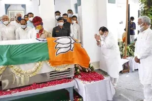 लखनऊ: तिरंगे के ऊपर रखा भाजपा का झंडा, विपक्ष ने साधा निशाना, जानें क्या है मामला