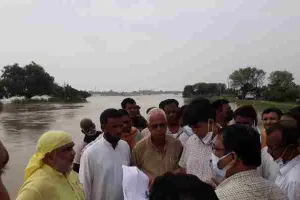 गोरखपुर: बाढ़ ग्रस्त क्षेत्रों का डीएम ने किया दौरा, अधिकारियों पर हुए आगबबूला