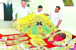 मथुरा: जन्माष्टमी पर रेशम के धागों से बनी ‘हरि चंद्रिका’ पोशाक धारण कर दर्शन देंगे राधाकृष्ण