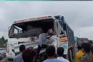 कानपुर: रामादेवी हाईवे पर खड़ी ट्रक में घुसा डंफर, दो मजदूर घायल