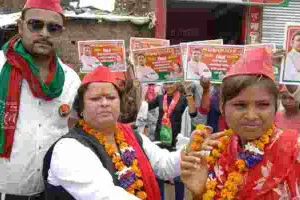 फतेहपुर: सपा नेत्री ने मेधावियों को बांटा साइकिल, कहा- शिक्षा ही जीवन का मूल मंत्र है