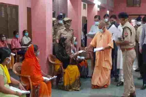 गोरखपुर: महिला की शिकायत पर सीएम योगी हुए सख्त, भू-माफिया पर हुई तत्काल कार्रवाई