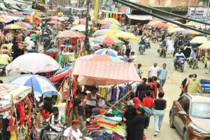 लखनऊ: अमीनाबाद बाजार में जाम के झाम से जनता-व्यापारी परेशान