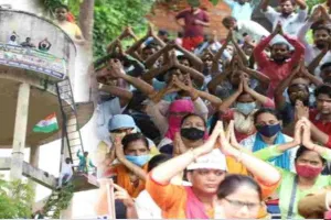 69 हजार शिक्षक भर्ती मामला, अनशन पर बैठी महिला अभ्यर्थियों ने सड़क पर किया स्नान