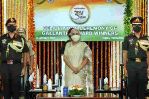 यूपी: राज्यपाल आनंदीबेन पटेल ने वीरता पुरस्कार विजेताओं को किया सम्मानित