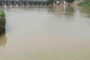 जौनपुर: गोमती नदी का बढ़ा जलस्तर, पहुंचा खतरे के निशान से 14 फीट ऊपर