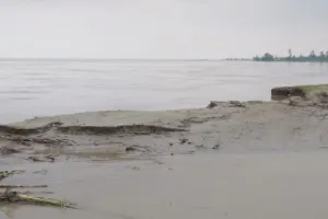 सीतापुर: सरयू नदी का बढ़ा जलस्तर, 15 गांवों के लिए बना मुसीबत, जीवनयापन करना मुश्किल