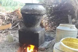 लखनऊ: ग्रामीण इलाकों में धधक रहीं कच्ची शराब की भट्ठियां, मौन हैं जिम्मेदार!