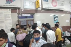 बरेली: किसान आंदोलन की वजह से जंक्शन पर टर्मिनेट की गईं दो ट्रेनें, यात्रियों का हंगामा