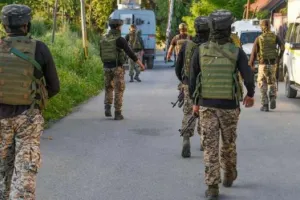 15 अगस्त से पहले घाटी को दहलाने की कोशिश, बीएसएफ के काफिले पर चलाई गोली, घेरे गए सभी आतंकी