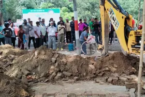 बरेली: आरटीओ के बाहर दलालों के ठिकानों पर चली जेसीबी