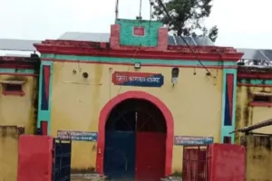 बलिया: जेलर और अधिकारियों पर गिरी गाज, प्रशासन की कार्रवाई जारी