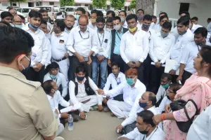 बरेली: सीओ से नोकझोंक के बाद धरने पर बैठे वकील, हंगामा