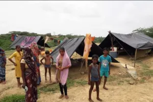 उत्तर प्रदेश: बाढ़ में बहा आशियाना, तो शमशान में बनाया ठिकाना