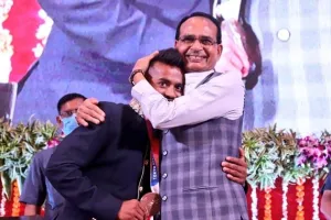 मुख्यमंत्री चौहान ने ओलंपिक हॉकी खिलाड़ी विवेक को किया सम्मानित, डीएसपी नियुक्त किया