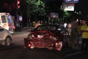 लखनऊ: गोमतीनगर में तेज रफ्तार कार मारी टक्कर, हादसे में गाड़ियों के उड़े परखच्चे