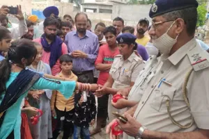 भाई के कातिलों को ना पकड़ने पर फूटा बहनों का गुस्सा, थानेदार को थमा दीं चूड़ियां