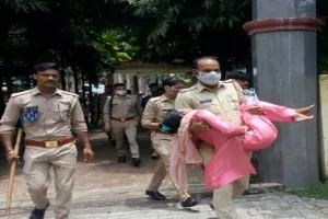 अमरोहा: ससुराल वालों से परेशान महिला ने कोर्ट परिसर में खाया जहरीला पदार्थ