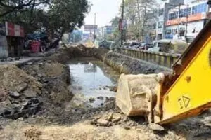 बरेली: बिना एनओसी खोद रहे सड़क, पीडब्ल्यूडी ने दी कार्रवाई की चेतावनी