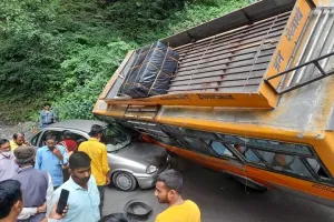 भवाली:  कैंची धाम के पास ब्रेक फेल होने के चलते सामने से आ रही कार के ऊपर पलटी बस, बड़ा हादसा टला