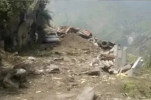 देहरादून: पहाड़ में हुआ बड़ा हादसा, हरिद्वार जा रही बस पहाड़ी से गिरी चट्टानों की चपेट में आई