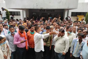 बरेली: 12 गांवों की जमीनें अधिग्रहण की तैयारी पर किसानों ने कमिश्नरी घेरी