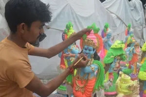 बरेली: राधा-कृष्ण के वस्त्रों पर चढ़ी महंगाई, 10 से 15 प्रतिशत महंगे