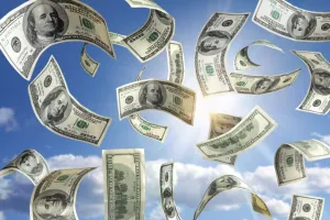 अचानक रद हुई उड़ान और खुल गया महिला की किस्मत का ताला, हुई नोटों की बारिश, जानिए कैसे?