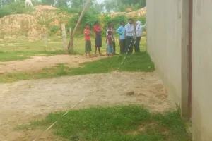 बरेली: सरकारी भूमि पर बनी तस्कर प्रधान की कोठी की हुई पैमाइश