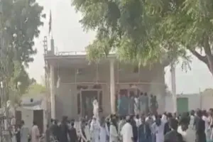 लोगों की भीड़ ने पार की सारी हदें, हिंदू मंदिर में तोड़फोड़, स्थिति तनावपूर्ण