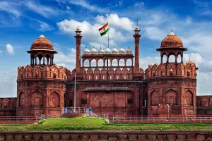 चौकसी: दिल्ली पुलिस ने लाल किले के बाहर खड़ी की विशाल अस्थायी दीवार