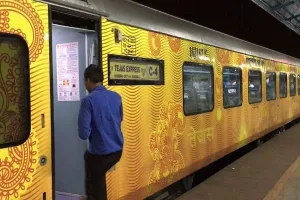 लखनऊ: तेजस एक्सप्रेस हुई दो घंटा लेट, आईआरसीटीसी देगा 4.58 लाख हर्जाना