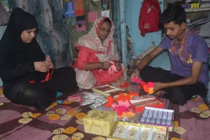 बरेली: अल्लाह की इबादत के साथ राखियां बना रहा परिवार