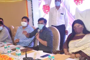 बरेली: उछले मुद्दों के बीच कहासुनी, अधिकारियों से सवाल-जवाब