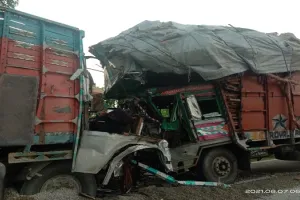 रामपुर: ट्रकों की टक्कर में चालक व परिचालक की मौत, एक गंभीर रूप से घायल