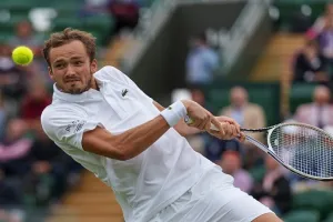 Tennis : मेदवेदेव, सितसिपास और इसनर टोरंटो के सेमीफाइनल में पहुंचे