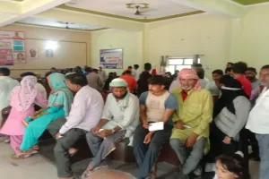 बिजनौर: वैक्सीनेशन कराने पहुंचे लोग शारीरिक दूरी का पालन भूले