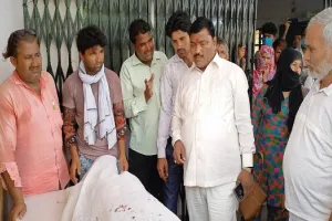 अमरोहा: डग्गामार टेंपो की बाइक से टक्कर, एक की मौत, तीन लोग घायल