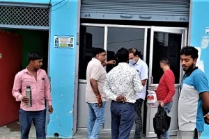 संभल: सरकारी दवा बेचने वाले सहित 5 क्लीनिक सील, स्वास्थ्य विभाग की टीम ने क्लीनिकों पर की छापेमारी