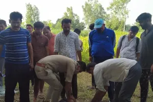 हापुड़: मॉर्निंग वॉक पर आया व्यक्ति का शव आम के पेड़ पर लटका मिला, सनसनी