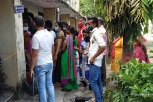 हल्द्वानी: फूलचौड़ के टीकाकरण केंद्र में पांच घंटे कतार में खड़े रहे लोग