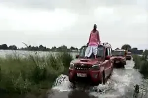 यूपी: सपा के पूर्व विधायक ने कार की बोनट पर बैठकर लिया बाढ़ क्षेत्र का जायजा