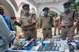 बरेली: …पुलिस ने लौटाए लोगों के खोए मोबाइल