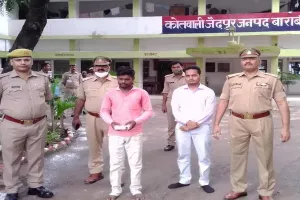 बाराबंकी: वैक्सीन लगाने वाले फर्जी डॉक्टर को पुलिस ने पकड़ा, स्वास्थ्य विभाग की टीम जांच में जुटी