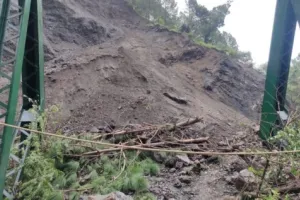 चार दिन बाद भी नहीं खुल पाया हल्द्वानी- ज्योलीकोट-अल्मोड़ा हाइवे, मलवा हटाने का कार्य जारी