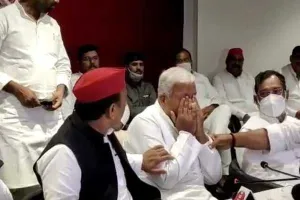 लखनऊ: अखिलेश के सामने फूट-फूट कर रोने लगे अंबिका चौधरी, जानें फिर क्या हुआ…