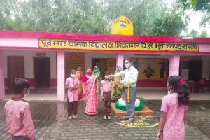बरेली: कक्षा 6 से 8 तक के खुले स्कूल, पहले दिन स्कूलों में बच्चों का अलग-अलग तरह से किया गया स्वागत, देखिए तस्वीरें