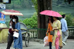 नैनीताल में रिमझिम बारिश का सैलानियों ने उठाया लुफ्त, देखें तस्वीरें