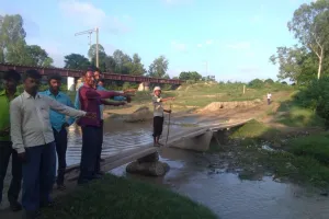 बरेली: लकड़ी, बल्ली व खंभे से बनाया पुल, जान जोखिम में डालकर निकलने को मजबूर ग्रामीण