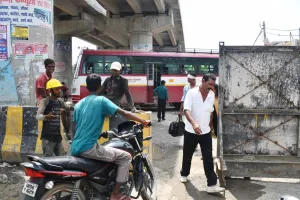 बरेली: रूट डायवर्जन के बीच खतरों से निकलते रहे वाहन सवार